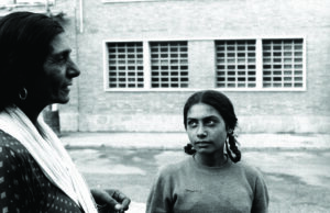 Abuela y nieta. Barcelona, 1976. De la serie _La mujer marginada en la sociedad_ © Archivo Colita Fotografía