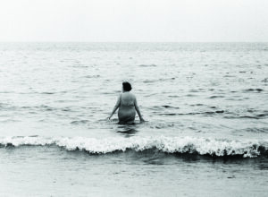 Entrando al mar. Sitges, 1966 © Archivo Colita Fotografía