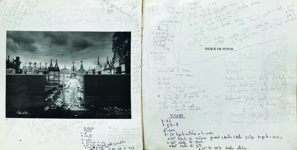 cuaderno con notas sobre el revelado de una de las fotos de Cristina García Rodero