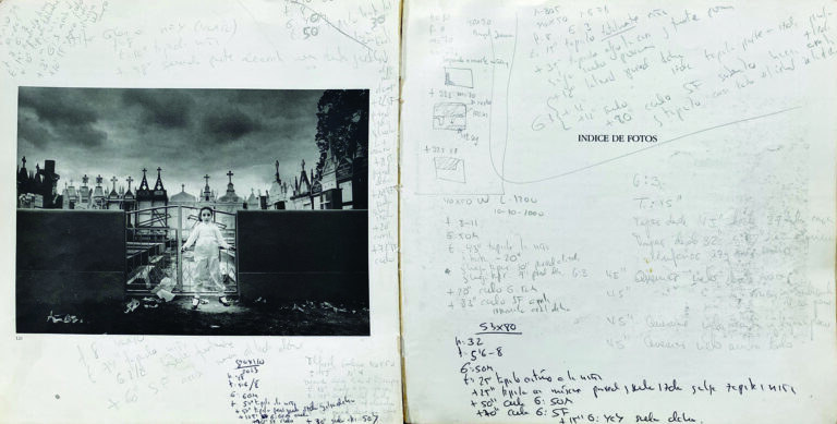 cuaderno con notas sobre el revelado de una de las fotos de Cristina García Rodero