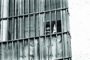 Mujer tras la reja. Sanlúcar de Barrameda, 1969. De la serie _Historia de una soledad_ © Archivo Colita Fotografía
