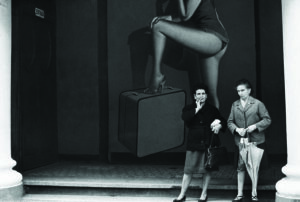 Mujeres en el Paral·lel. Barcelona, 1965. De la serie «Descuartizar un cuerpo». © Archivo Colita Fotografía