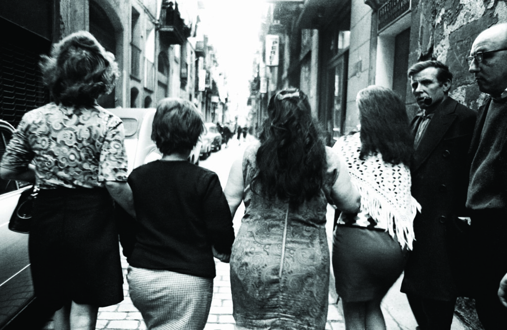 Putas en el Barrio Chino. Barcelona, 1969. De la serie «Una profesión arriesgada». © Archivo Colita Fotografía
