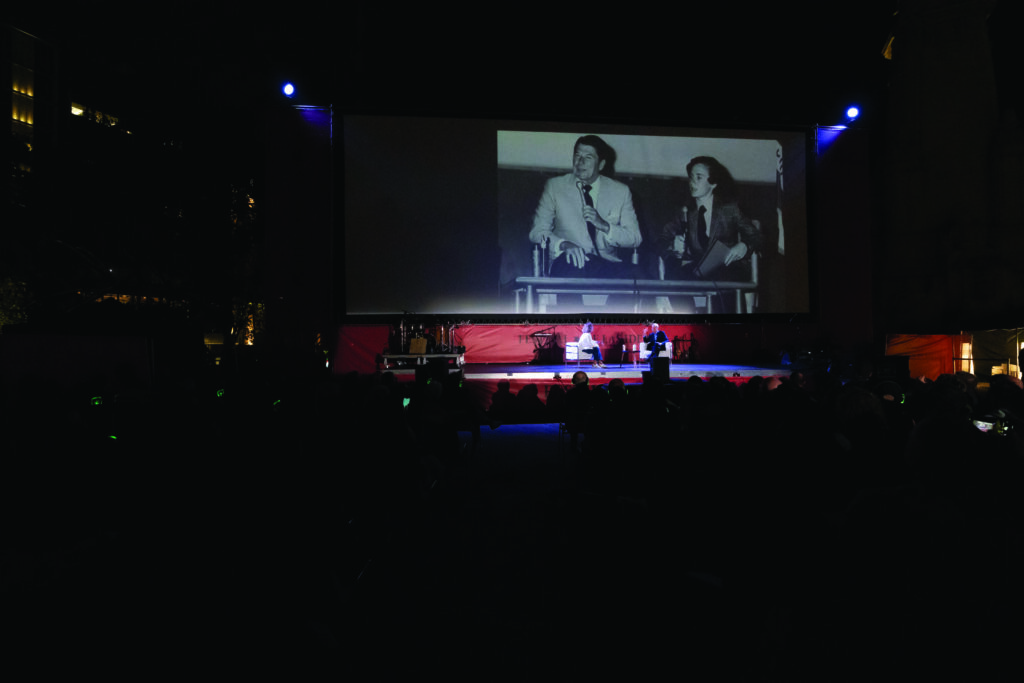 Montserrat Domínguez y Michael Sandel en el escenario del Festival de las Ideas en la Plaza de España de Madrid