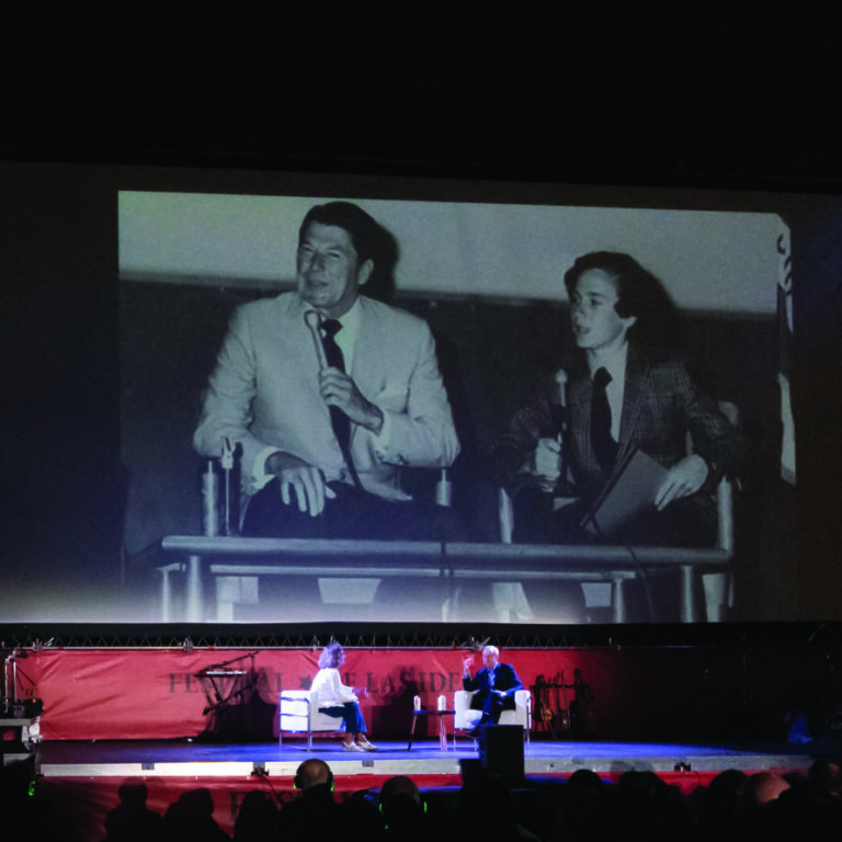 Montserrat Domínguez y Michael Sandel en el escenario del Festival de las Ideas en la Plaza de España de Madrid