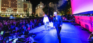 Montserrat Domínguez y Michael Sandel en el escenario del Festival de las Ideas en la Plaza de España de Madrid