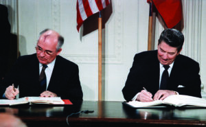 Mijaíl Gorbachov y Ronald Reagan firman en la Casa Blanca el tratado sobre armas nucleares de rango intermedio (INF), 8 de diciembre de 1987
