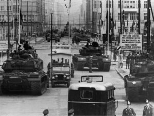 Los tanques M-48 de Estados Unidos se enfrentan a los T-55 de la Unión Soviética en Checkpoint Charlie, Berlín, octubre de 1961